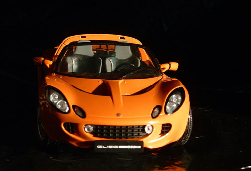 orange model of Elise, front