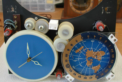 Spilhaus Clock mechanism, clock and gears
